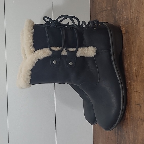 UGG Akadia Boot Women's sz 7 Black Leather Lace Up Back Shearling Lined Winter - Picture 2 of 10